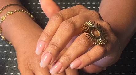 Ongles manucurés et élégants avec bague dorée à The Karmin Studio, Colomiers, Occitanie, FR.