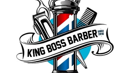 Logo de KING’BOSS Barber à Le Lamentin, Fort-de-France, MQ, avec un blason et outils de coiffure.