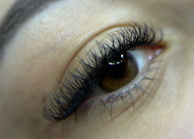 Extensões de cílios em close na Larissa Abreu Beauty, Minas Gerais, Minas Gerais, BR