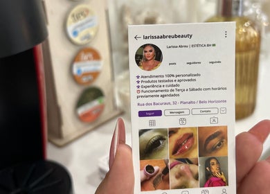 Cartão de visita de Larissa Abreu Beauty em Minas Gerais, Minas Gerais, BR, destacando serviços estéticos.