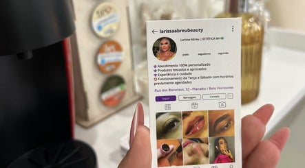 Cartão de visita de Larissa Abreu Beauty em Minas Gerais, Minas Gerais, BR, destacando serviços estéticos.