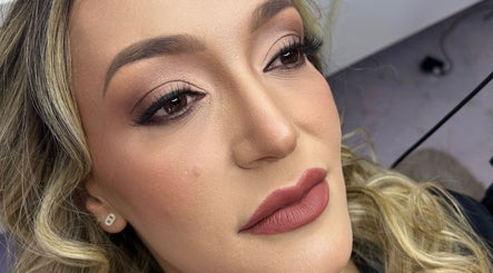 Close-up de maquiagem impecável no salão Larissa Abreu Beauty, Minas Gerais, Minas Gerais, BR.