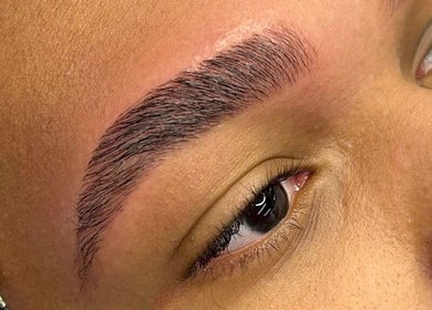 Close de sobrancelhas bem definidas no Larissa Abreu Beauty, Minas Gerais, Minas Gerais, BR.