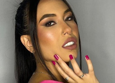 Mulher elegante com maquiagem e unhas rosas em Larissa Abreu Beauty, Minas Gerais, Minas Gerais, BR.