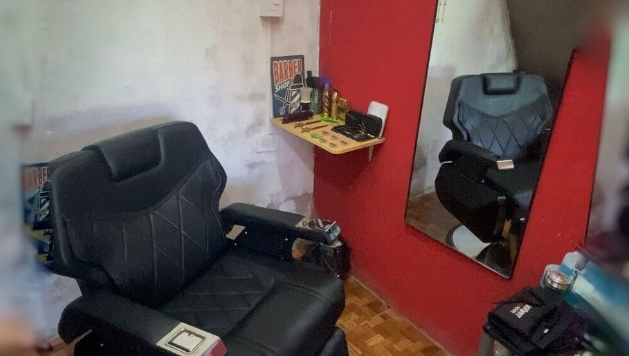 Sillón de barbero negro en Tatu Barberia, Villa Elisa, Provincia De Buenos Aires, AR. Ambiente acogedor y profesional.