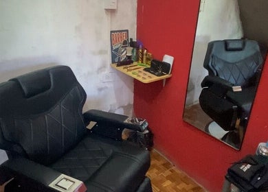 Sillón de barbero negro en Tatu Barberia, Villa Elisa, Provincia De Buenos Aires, AR. Ambiente acogedor y profesional.