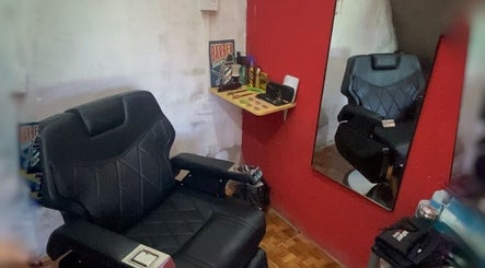 Sillón de barbero negro en Tatu Barberia, Villa Elisa, Provincia De Buenos Aires, AR. Ambiente acogedor y profesional.