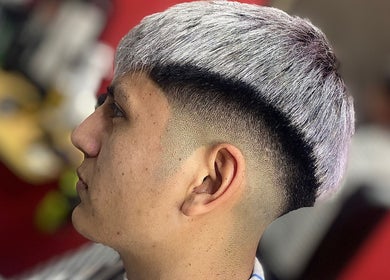 Corte de cabello moderno en Tatu Barberia, Villa Elisa, Provincia De Buenos Aires, AR. Perfil con degradado y tono gris.