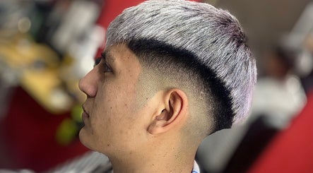 Corte de cabello moderno en Tatu Barberia, Villa Elisa, Provincia De Buenos Aires, AR. Perfil con degradado y tono gris.