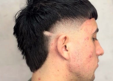 Corte de cabello moderno en Tatu Barberia, Villa Elisa, Provincia De Buenos Aires, AR.