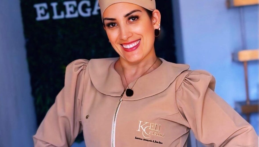 Profissional sorridente no Keli Cristina estética avançada e bem estar, Carcavelos, Lisboa, PT.