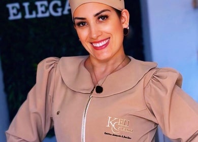 Profissional sorridente no Keli Cristina estética avançada e bem estar, Carcavelos, Lisboa, PT.
