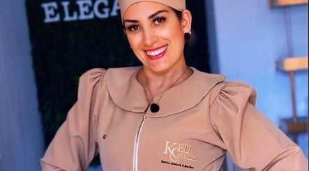 Profissional sorridente no Keli Cristina estética avançada e bem estar, Carcavelos, Lisboa, PT.