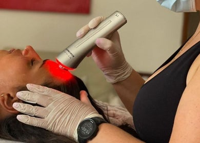 Tratamento facial com luz em Keli Cristina estética avançada e bem estar, Carcavelos, Lisboa, PT.