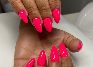 Unhas rosa neon estilizadas no Letícia Santos Esteticista, São João Da Madeira, Aveiro, PT.