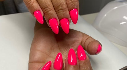 Unhas rosa neon estilizadas no Letícia Santos Esteticista, São João Da Madeira, Aveiro, PT.