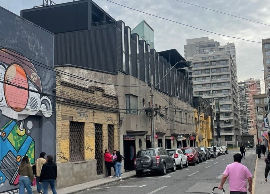 Calle con arte urbano cerca de Trenzassm en Ñuñoa, Región Metropolitana, CL.