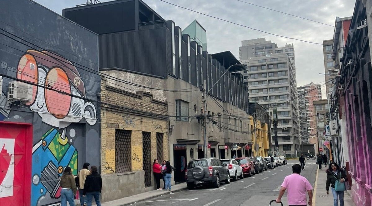 Calle con arte urbano cerca de Trenzassm en Ñuñoa, Región Metropolitana, CL.