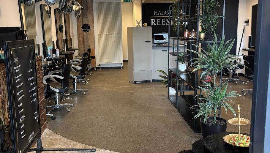 Interieur van HAIRSTUDIO REESHOF met stijlvolle inrichting in Tilburg, Noord-brabant, NL.