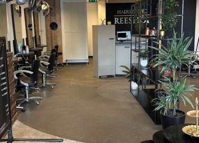 Interieur van HAIRSTUDIO REESHOF met stijlvolle inrichting in Tilburg, Noord-brabant, NL.