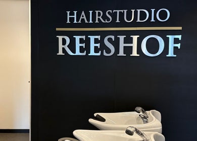 Binnenkomst bij HAIRSTUDIO REESHOF met wastafels, Tilburg, Noord-brabant, NL.