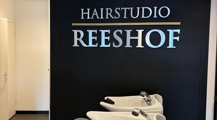 Binnenkomst bij HAIRSTUDIO REESHOF met wastafels, Tilburg, Noord-brabant, NL.