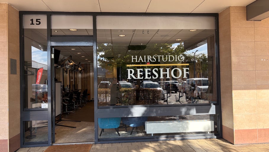 Voorgevel van HAIRSTUDIO REESHOF in Tilburg, Noord-brabant, NL, met moderne inrichting zichtbaar.