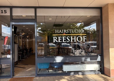 Voorgevel van HAIRSTUDIO REESHOF in Tilburg, Noord-brabant, NL, met moderne inrichting zichtbaar.