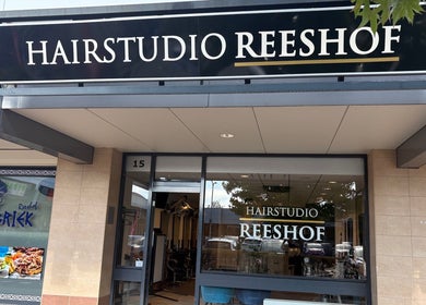 Buitenkant van HAIRSTUDIO REESHOF in Tilburg, Noord-brabant, NL met opvallend zwart-wit logo.