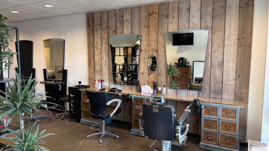 HAIRSTUDIO REESHOF