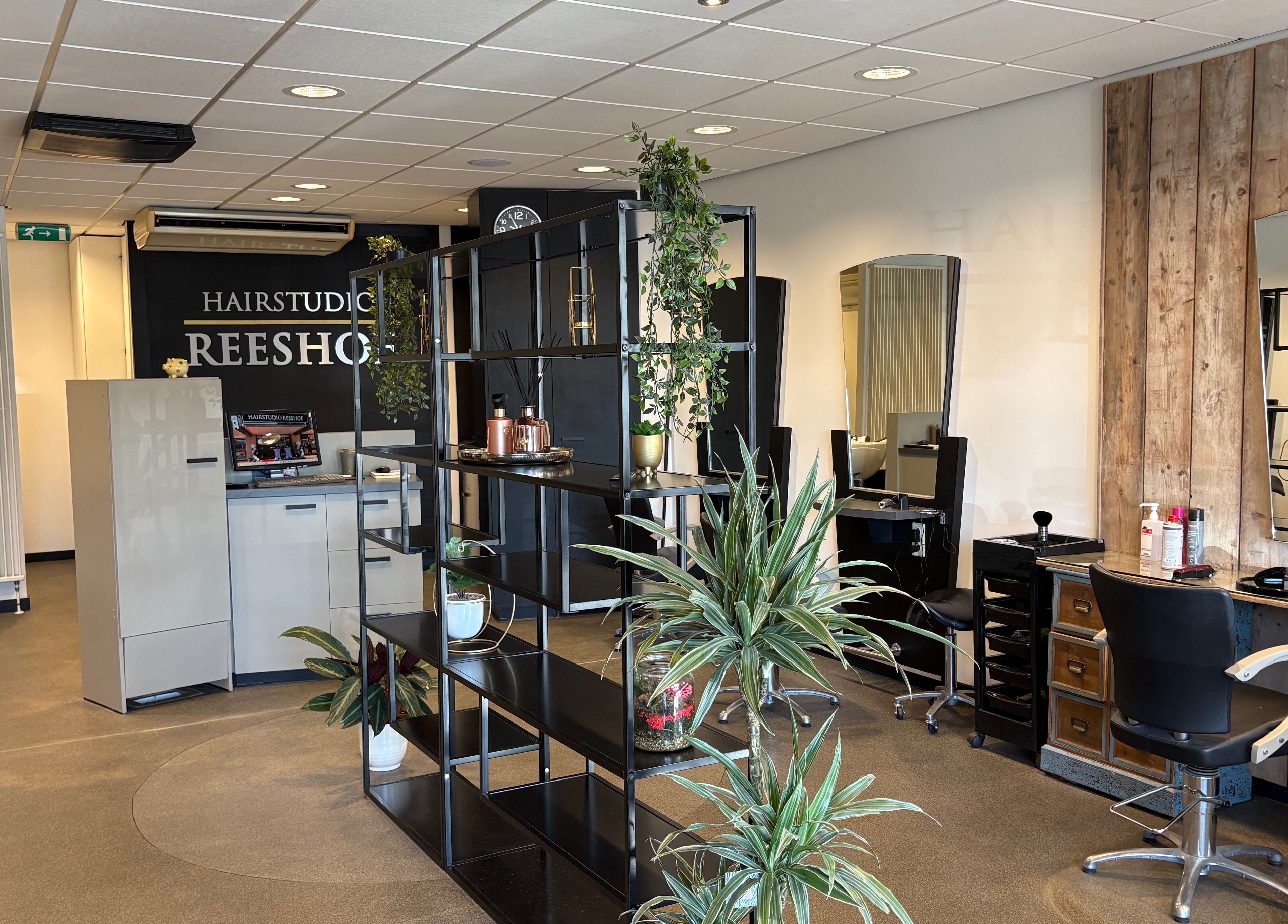 Interieur van HAIRSTUDIO REESHOF, Tilburg, Noord-brabant, NL met moderne saloninrichting.