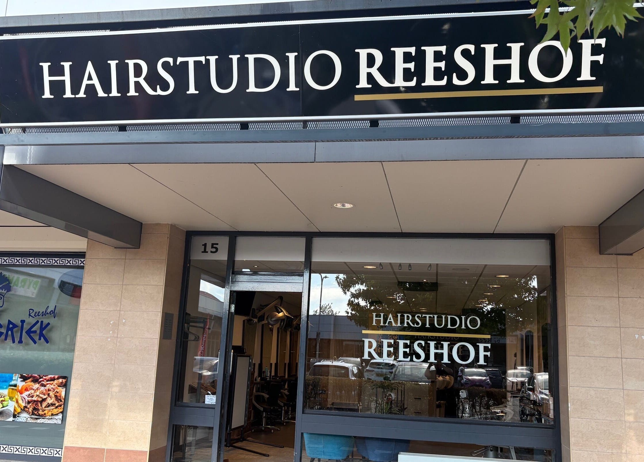 Buitenkant van HAIRSTUDIO REESHOF in Tilburg, Noord-brabant, NL met moderne saloninrichting.