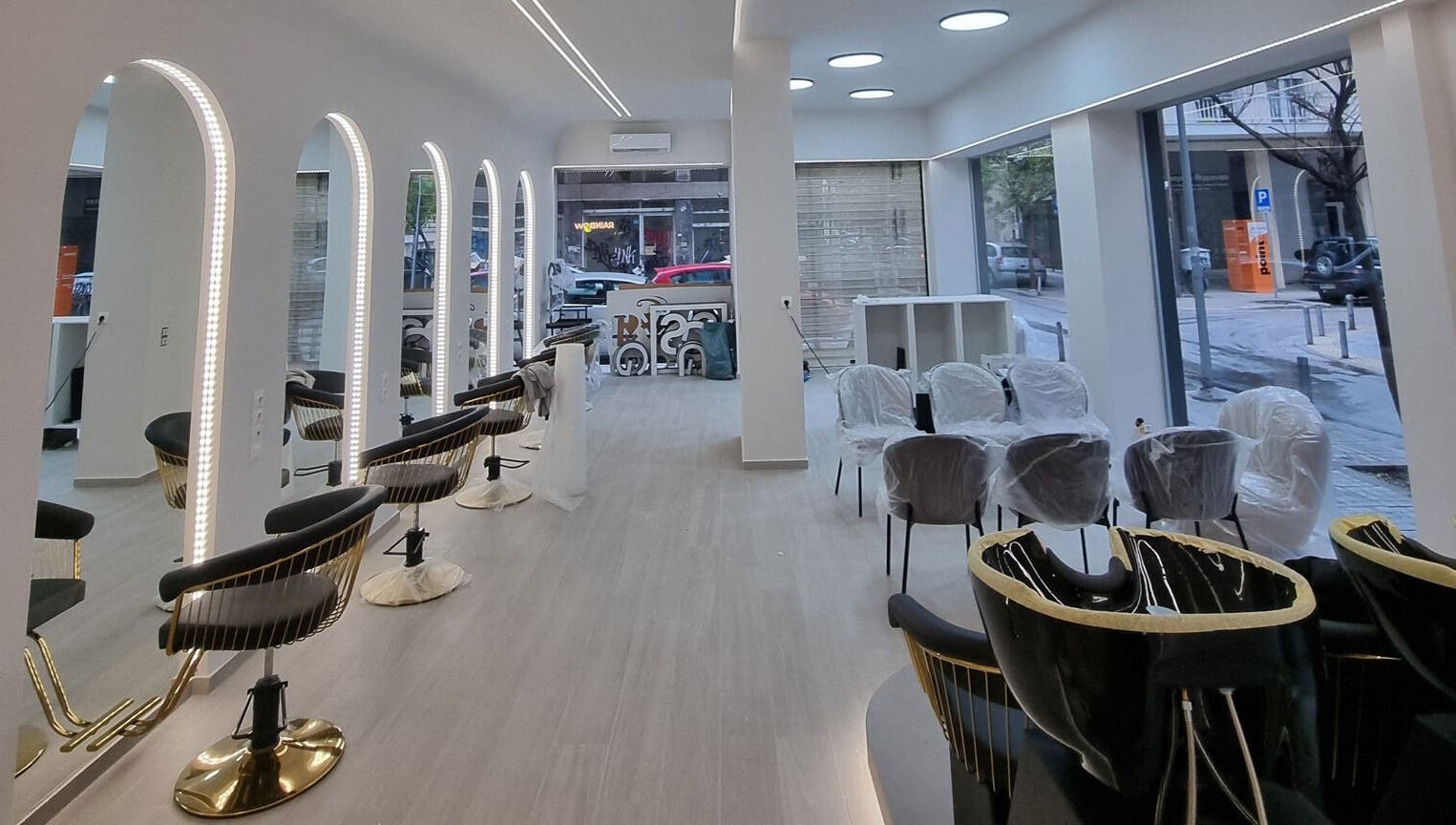 Σαλόνι RAINBOWMAKEOVER στη Θεσσαλονίκη, Ανάληψη, GR με σύγχρονο σχεδιασμό και καθίσματα.