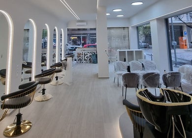Σαλόνι RAINBOWMAKEOVER στη Θεσσαλονίκη, Ανάληψη, GR με σύγχρονο σχεδιασμό και καθίσματα.