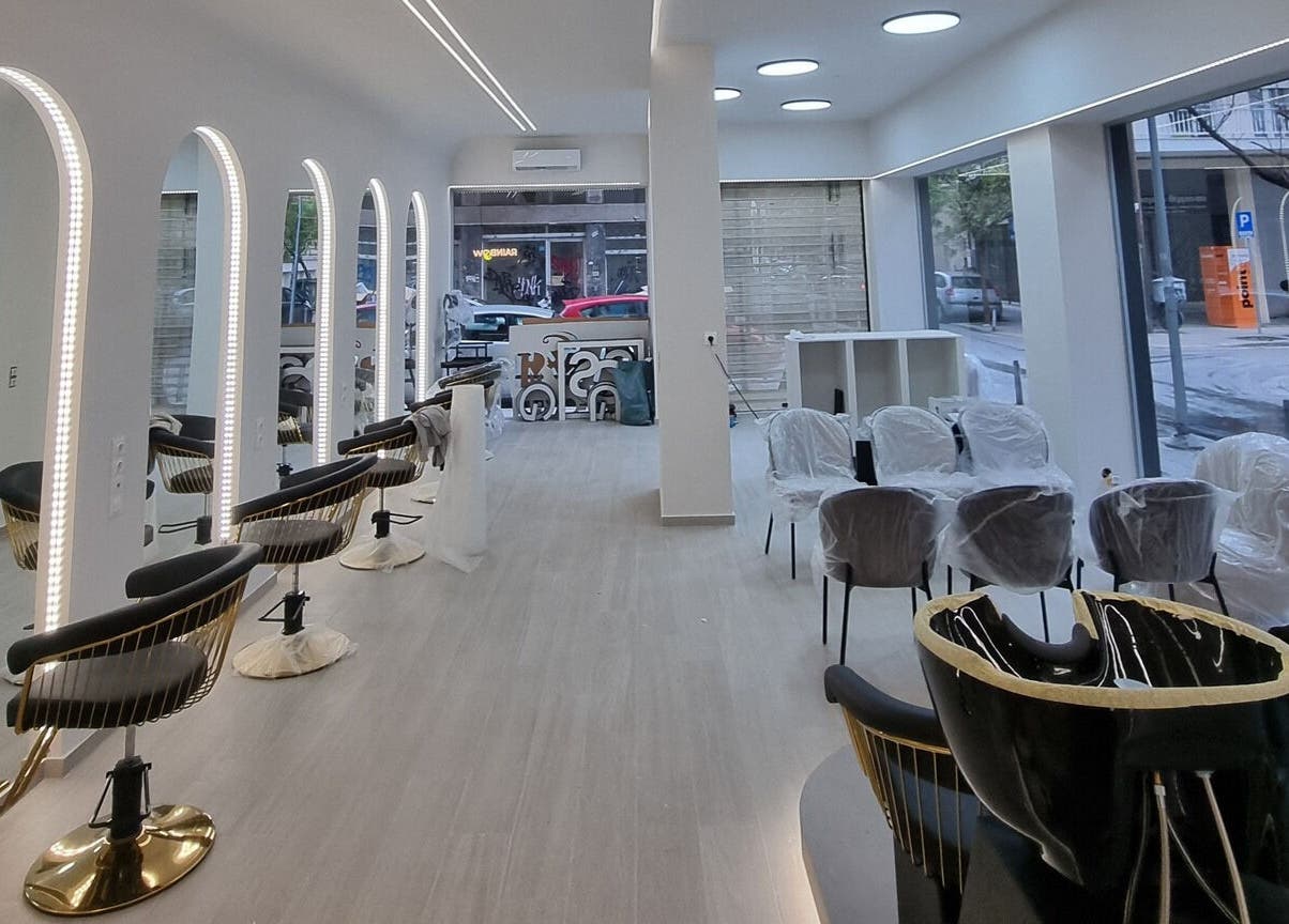 Σαλόνι RAINBOWMAKEOVER στη Θεσσαλονίκη, Ανάληψη, GR με σύγχρονο σχεδιασμό και καθίσματα.