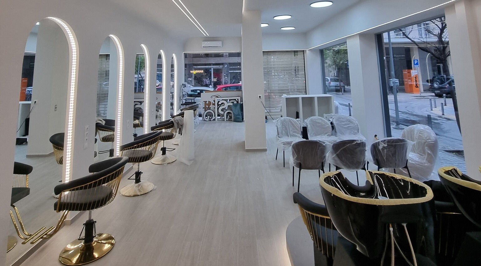 Σαλόνι RAINBOWMAKEOVER στη Θεσσαλονίκη, Ανάληψη, GR με σύγχρονο σχεδιασμό και καθίσματα.