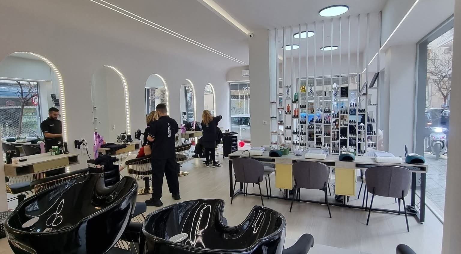 Σαλόνι ομορφιάς RAINBOWMAKEOVER στην Ανάληψη Θεσσαλονίκης, GR, με σύγχρονο σχεδιασμό και εξοπλισμό.