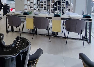 Εσωτερικό του RAINBOWMAKEOVER, Θεσσαλονίκη, Ανάληψη, GR με καρέκλες και σταθμό ομορφιάς.