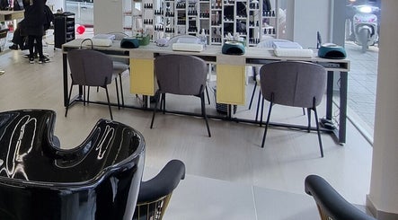 Εσωτερικό του RAINBOWMAKEOVER, Θεσσαλονίκη, Ανάληψη, GR με καρέκλες και σταθμό ομορφιάς.