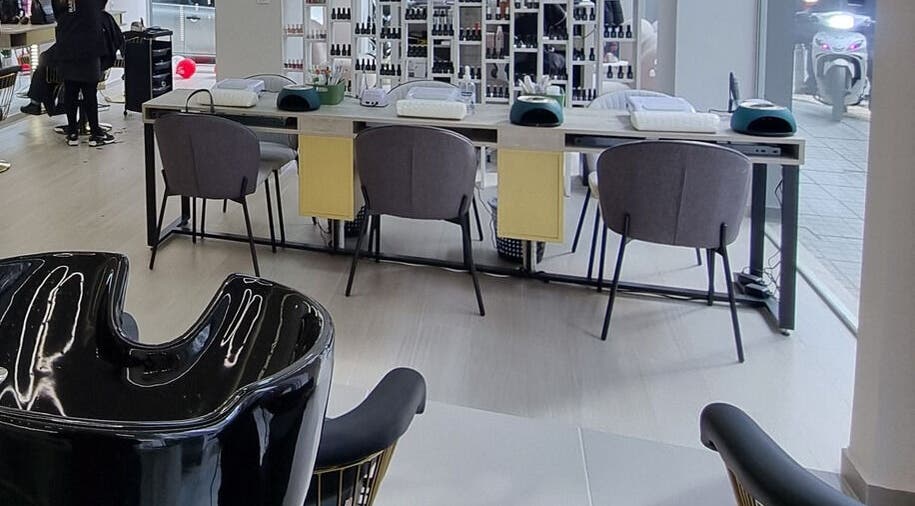 Εσωτερικό του RAINBOWMAKEOVER, Θεσσαλονίκη, Ανάληψη, GR με καρέκλες και σταθμό ομορφιάς.