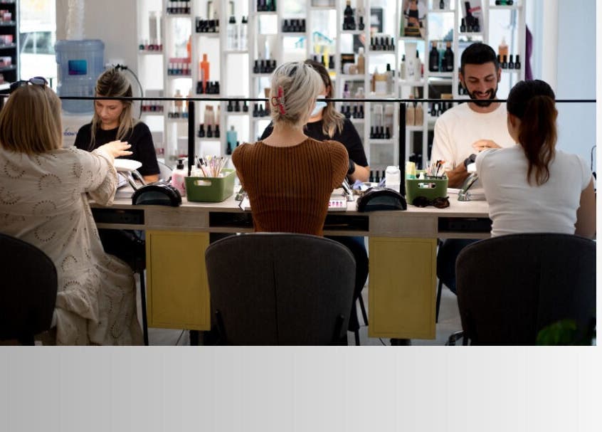 Πελάτες απολαμβάνουν υπηρεσίες μανικιούρ στο RAINBOWMAKEOVER, Θεσσαλονίκη, Ανάληψη, GR.