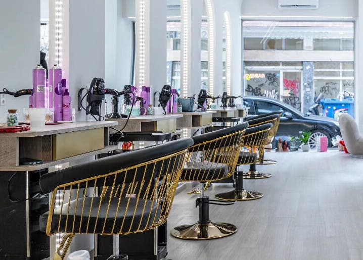 Σαλόνι RAINBOWMAKEOVER στη Θεσσαλονίκη, Ανάληψη , GR με πολυτελείς καρέκλες και σύγχρονο ντεκόρ.