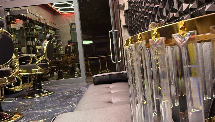 Allestimento elegante del salone di CASANEGRA a Grosseto, Toscana, IT con poltrone lussuose e dettagli dorati.