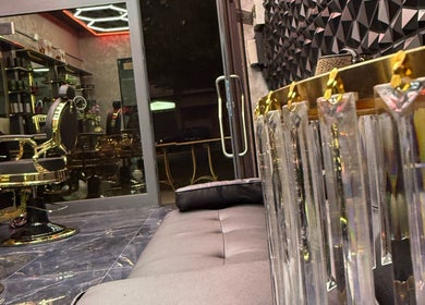 Allestimento elegante del salone di CASANEGRA a Grosseto, Toscana, IT con poltrone lussuose e dettagli dorati.