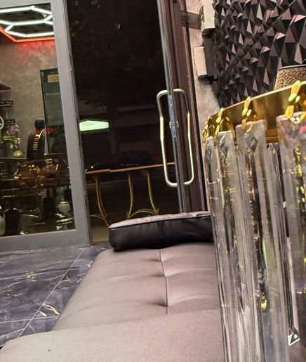 Allestimento elegante del salone di CASANEGRA a Grosseto, Toscana, IT con poltrone lussuose e dettagli dorati.