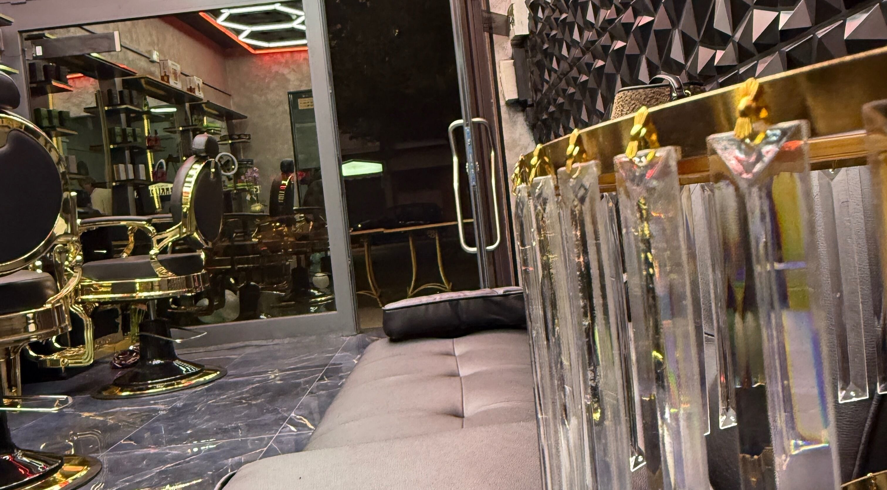 Allestimento elegante del salone di CASANEGRA a Grosseto, Toscana, IT con poltrone lussuose e dettagli dorati.