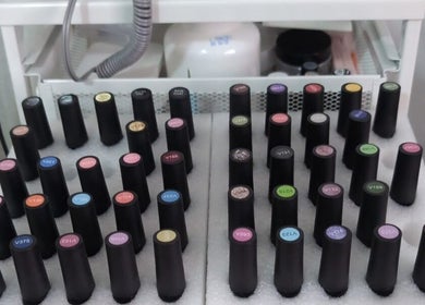 Esmaltes de uñas en Bren Estetica, Brenes, Andalucía, ES, mostrando variedad de colores.