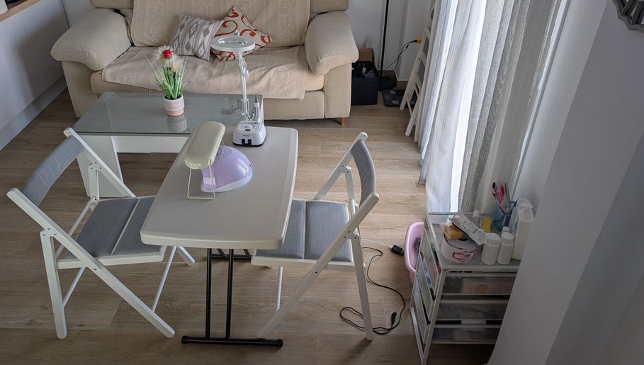 Sala de manicura acogedora en Bren Estetica, Brenes, Andalucía, ES, con mesa y sillas modernas.