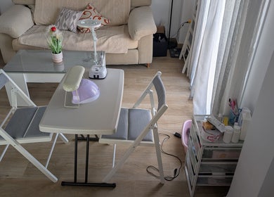 Sala de manicura acogedora en Bren Estetica, Brenes, Andalucía, ES, con mesa y sillas modernas.