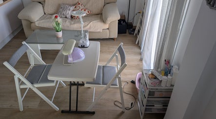 Sala de manicura acogedora en Bren Estetica, Brenes, Andalucía, ES, con mesa y sillas modernas.